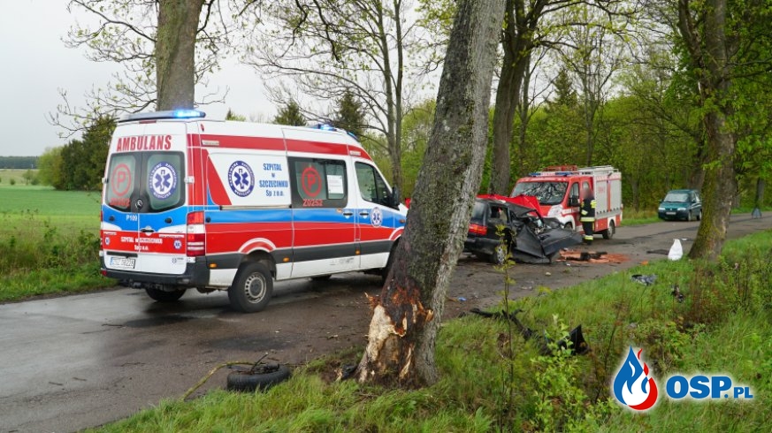 Wjechał samochodem w drzewo, zginął na miejscu OSP Ochotnicza Straż Pożarna