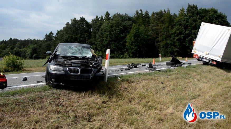 Wypadek podczas wyprzedzania. BMW zderzyło się z iveco na DK 25 OSP Ochotnicza Straż Pożarna