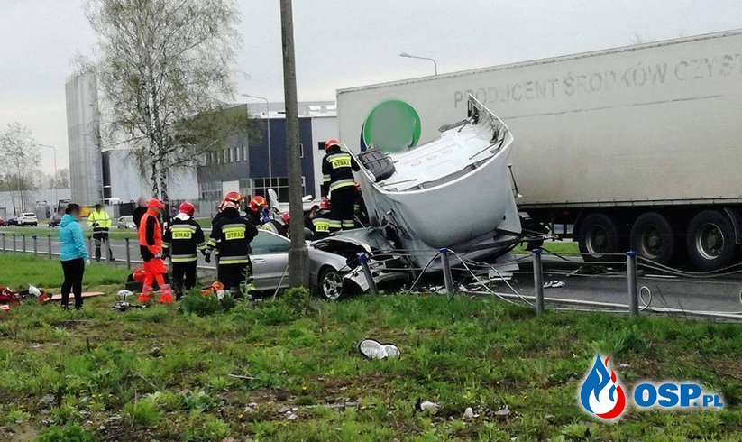 Kierowca mercedesa uwięziony po czołowym zderzeniu z ciężarówką! OSP Ochotnicza Straż Pożarna