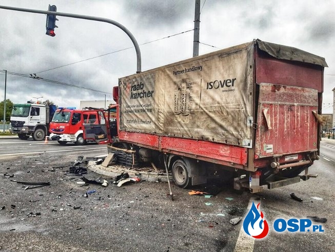 Trzy osoby ranne po zderzeniu karetki z ciężarówką w Gdyni OSP Ochotnicza Straż Pożarna