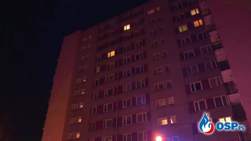 36-latek prawdopodobnie podpalił mieszkanie i wyskoczył z okna na 9. piętrze. OSP Ochotnicza Straż Pożarna