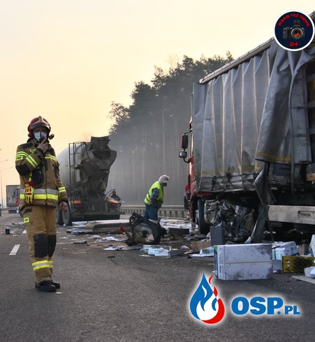 Zderzenie ciężarówek na S8. Rozbite pojazdy zablokowały dwa pasy ruchu. OSP Ochotnicza Straż Pożarna