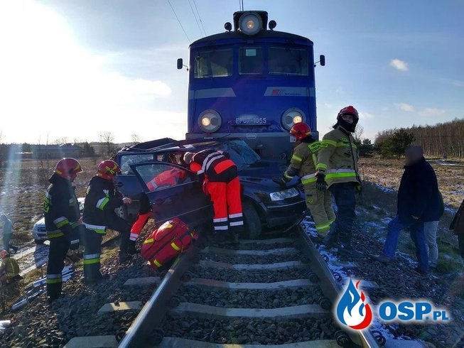 Kobieta nie żyje, dwoje dzieci w szpitalu. Auto wjechało wprost pod pociąg. OSP Ochotnicza Straż Pożarna