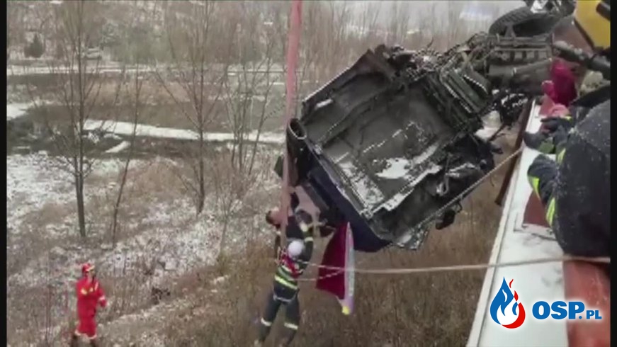 Trudna akcja ratunkowa w Chinach. Kierowca uwięziony w ciężarówce wiszącej na moście. OSP Ochotnicza Straż Pożarna