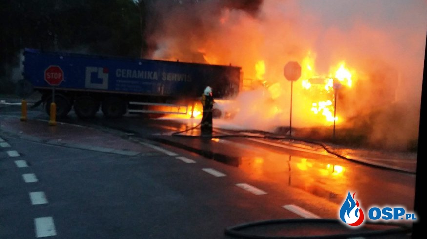Ciężarówki stanęły w płomieniach po wypadku. Jeden z kierowców zignorował znak STOP! OSP Ochotnicza Straż Pożarna