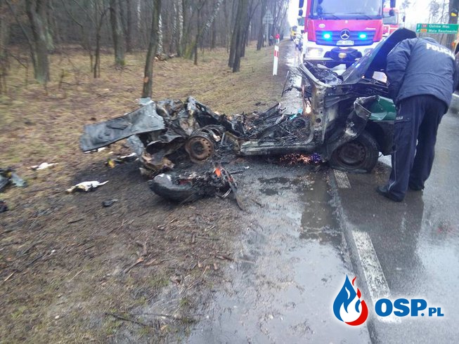 Dwie osoby spłonęły w samochodzie osobowym po zderzeniu z ciężarówką! OSP Ochotnicza Straż Pożarna