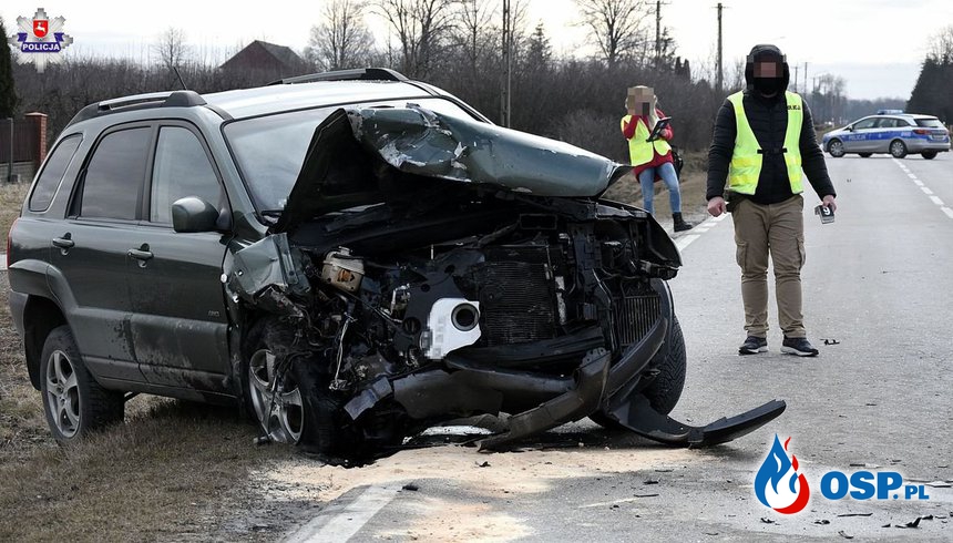 71-letni kierowca samochodu zjechał nagle na przeciwny pas ruchu. Zginął w czołowym zderzeniu. OSP Ochotnicza Straż Pożarna