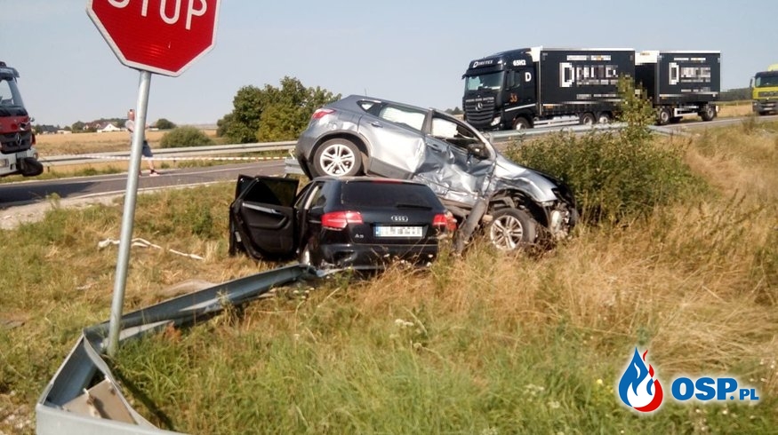 Kierowca zignorował znak "Stop". Dwie osoby ranne po zderzeniu dwóch aut OSP Ochotnicza Straż Pożarna