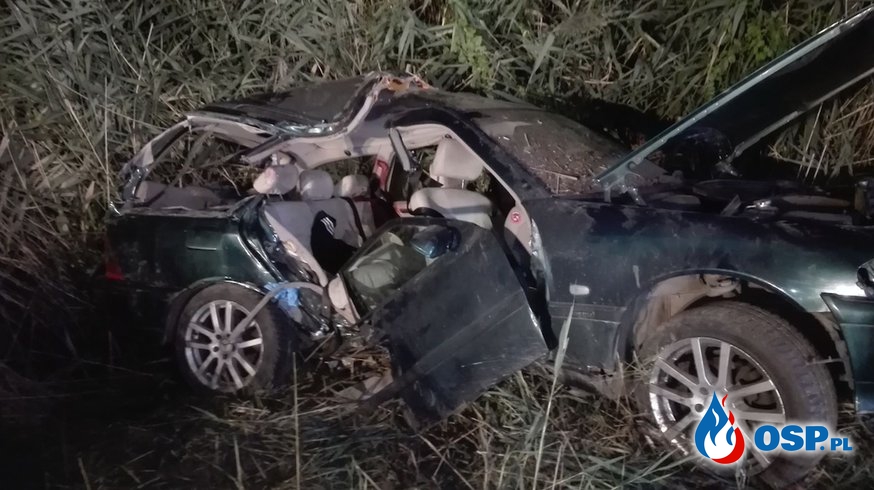Mercedes z trójką nastolatków rozbił się na drzewie. Kierowca pijany i bez prawa jazdy. OSP Ochotnicza Straż Pożarna