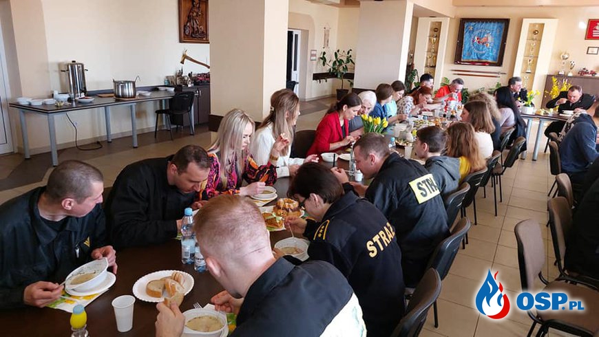 Strażacy zasiedli przy stole z gośćmi z Ukrainy. Świąteczne spotkanie w Kraśniku. OSP Ochotnicza Straż Pożarna