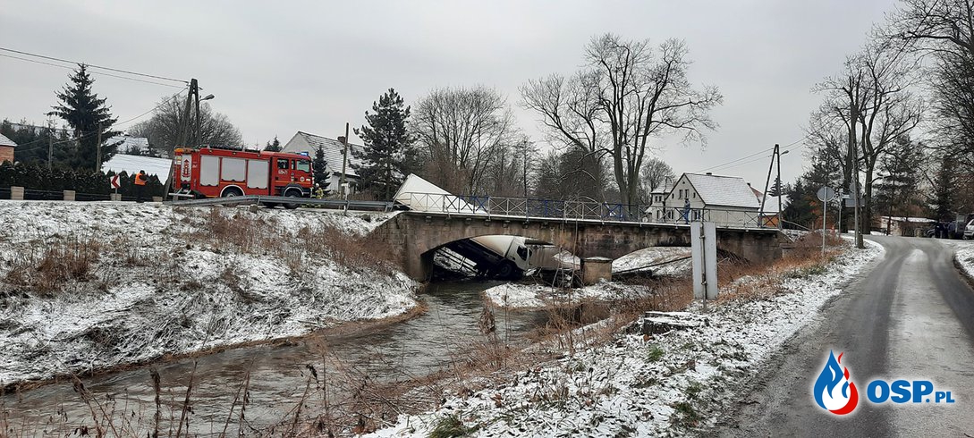 Ciężarówka spadła z mostu do rzeki i uszkodziła wodociąg. Mieszkańcy nie mają wody. OSP Ochotnicza Straż Pożarna