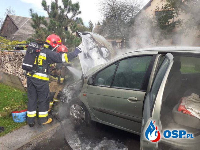 Pożar samochodu na terenie posesji. W akcji strażacy z Nowego Sącza. OSP Ochotnicza Straż Pożarna