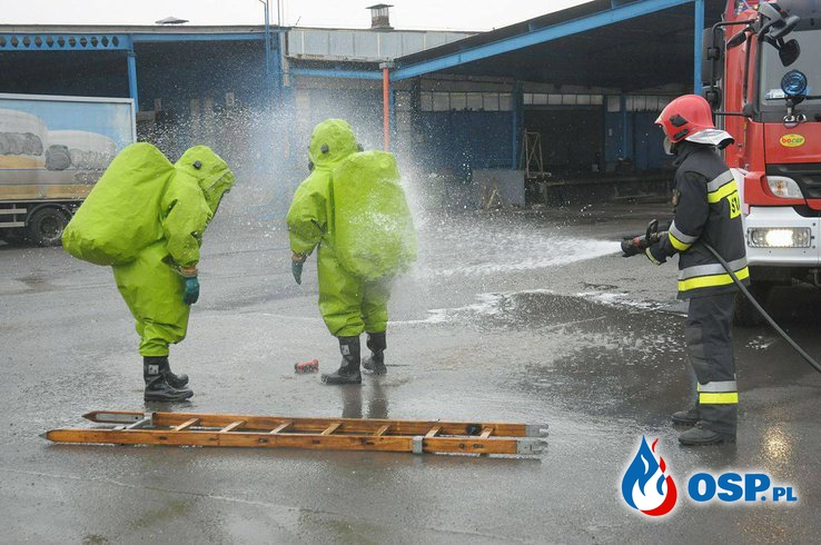 Ponad 800 litrów chemikaliów wyciekło ze zbiornika uszkodzonego widlakiem! OSP Ochotnicza Straż Pożarna