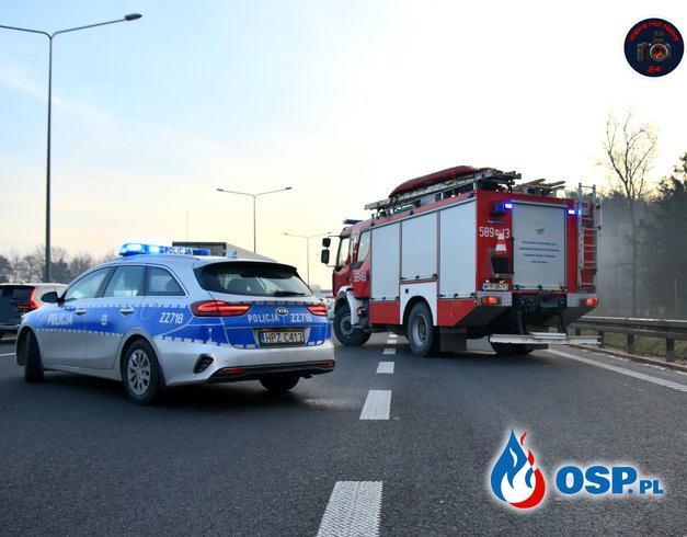 Zderzenie ciężarówek na S8. Rozbite pojazdy zablokowały dwa pasy ruchu. OSP Ochotnicza Straż Pożarna