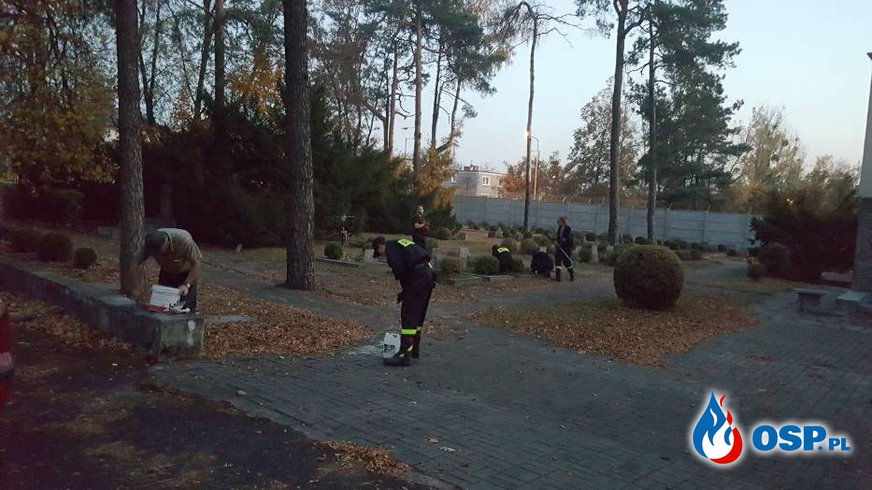 Strażacy porządkują cmentarz wojskowy w Lublińcu OSP Ochotnicza Straż Pożarna