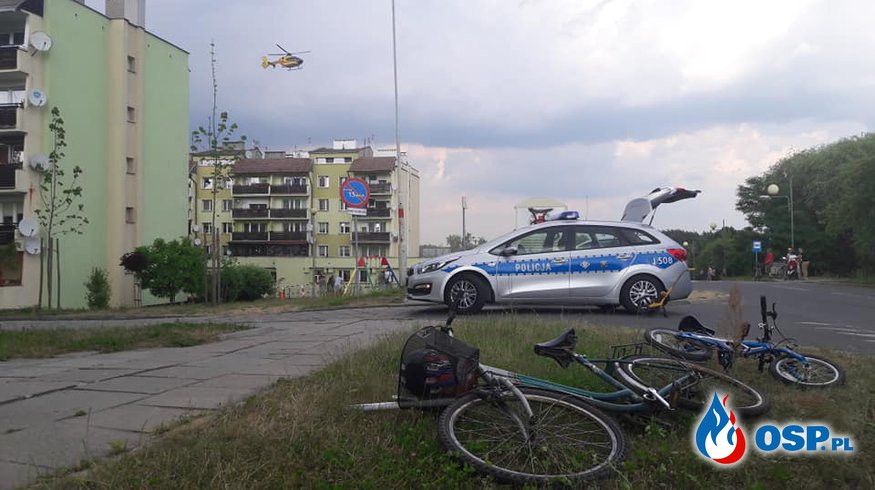 Śmigłowiec LPR na osiedlu w Krapkowicach. 6-latek wjechał rowerem pod samochód. OSP Ochotnicza Straż Pożarna