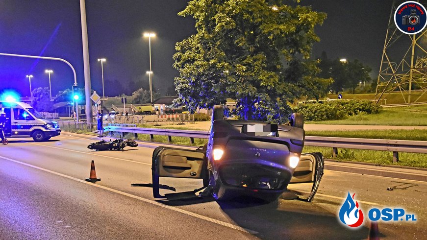 Motocyklista nie żyje, auto dachowało po zderzeniu. Tragiczny wypadek w Warszawie. OSP Ochotnicza Straż Pożarna