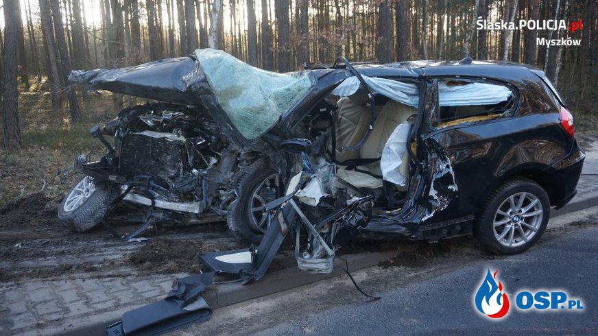 Czołowe zderzenie mercedesa i BMW. Dwie osoby zginęły. OSP Ochotnicza Straż Pożarna