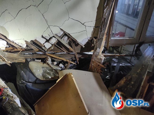 Auto wbiło się w ścianę domu. Lokatorka myślała, że wybuchł telewizor. OSP Ochotnicza Straż Pożarna