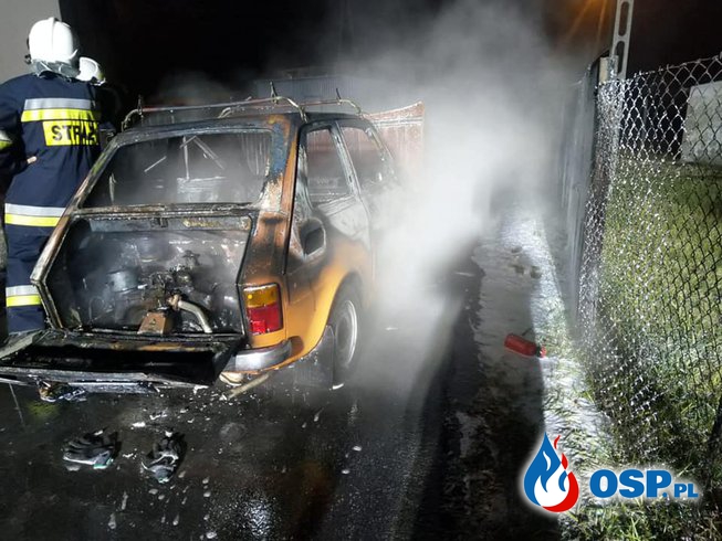 "Maluch" stanął w ogniu. Fiat 126p zapalił się podczas jazdy. OSP Ochotnicza Straż Pożarna