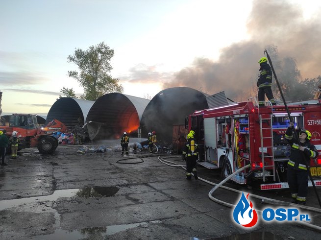 60 strażaków gasiło pożar w Ostródzie. Ogień pojawił się w sortowni śmieci. OSP Ochotnicza Straż Pożarna