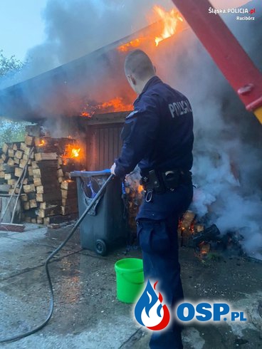 Policjanci zapobiegli tragedii. Gasili pożar wężem ogrodowym, w domu obok spał ojciec z córką. OSP Ochotnicza Straż Pożarna