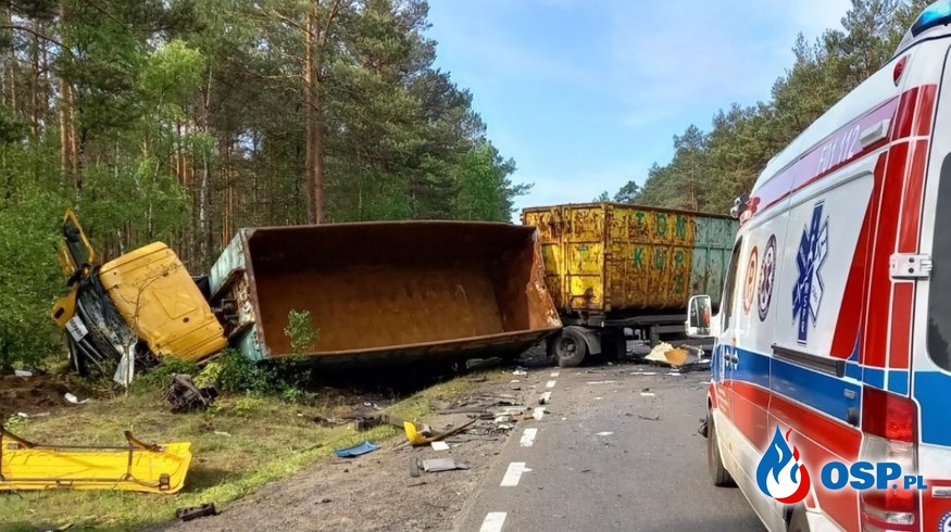 Tragiczne zderzenie ciężarówek na DK 27. Jeden kierowca zginął, drugi jest ciężko ranny. OSP Ochotnicza Straż Pożarna
