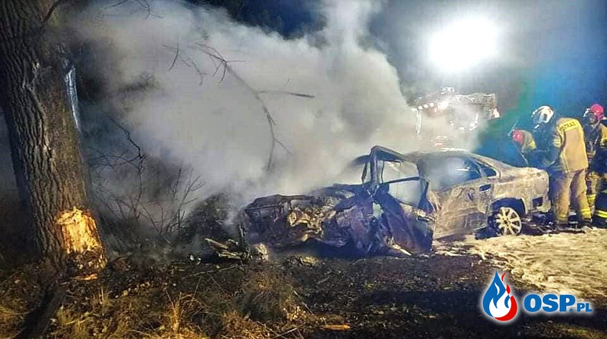 Kierowca zginął w płonącym aucie. Pojazd zapalił się po uderzeniu w drzewo. OSP Ochotnicza Straż Pożarna