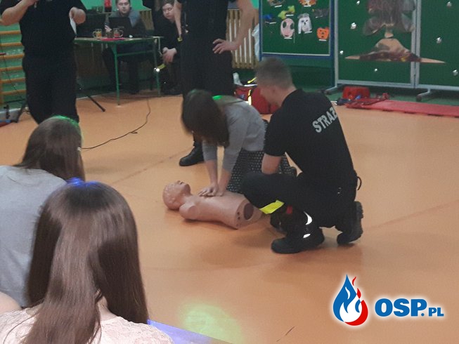 Szkolenie pierwszej pomocy podczas "choinki szkolnej". OSP Ochotnicza Straż Pożarna