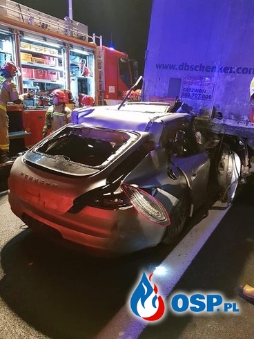 Porsche wbiło się w naczepę ciężarówki. Kierowca zginął. OSP Ochotnicza Straż Pożarna