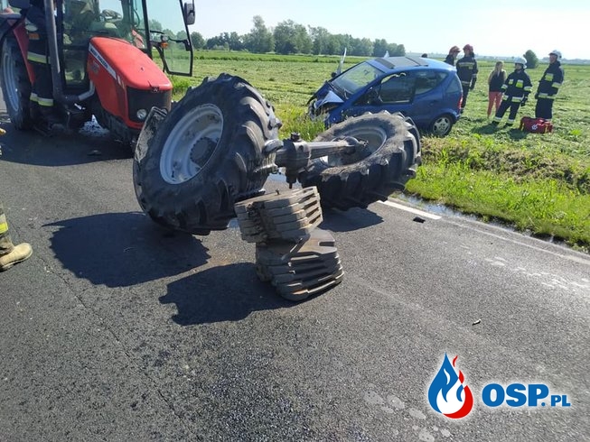 Wyrwane koła traktora, rozbity mercedes. Groźny wypadek w Kaliszu. OSP Ochotnicza Straż Pożarna