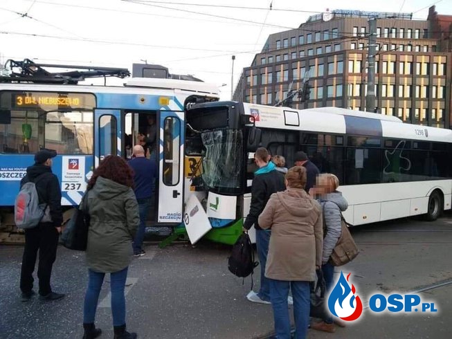 Tramwaj czołowo zderzył się z autobusem. 11 osób rannych. OSP Ochotnicza Straż Pożarna