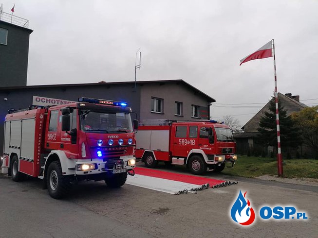 Biało-czerwona flaga ze strażackich węży. To pomysł druhów z Gaszowic i Szczerbic. OSP Ochotnicza Straż Pożarna