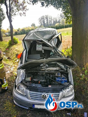 Volkswagen uderzył w fiata i rozbił się na drzewie. W akcji LPR. OSP Ochotnicza Straż Pożarna
