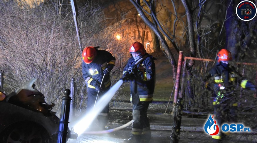 Pożar taksówki w Warszawie. Kierowca próbował stłumić płomienie gaśnicą. OSP Ochotnicza Straż Pożarna