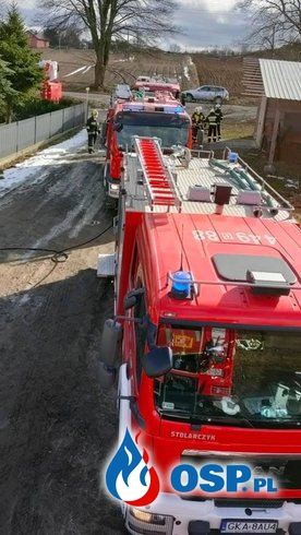 Pożar garażu w Skrzeszewie. Spłonęły 2 zaparkowane w nim pojazdy. OSP Ochotnicza Straż Pożarna