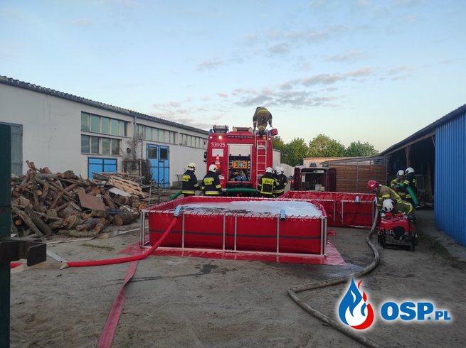 60 strażaków gasiło pożar w Ostródzie. Ogień pojawił się w sortowni śmieci. OSP Ochotnicza Straż Pożarna