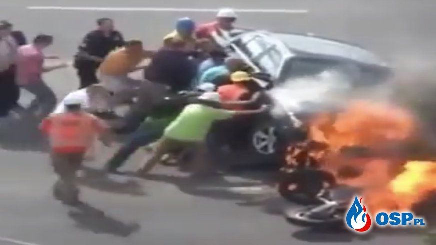 Świadkowie uratowali wspólnie życie motocykliście. Inaczej by spłonął! [WIDEO] OSP Ochotnicza Straż Pożarna
