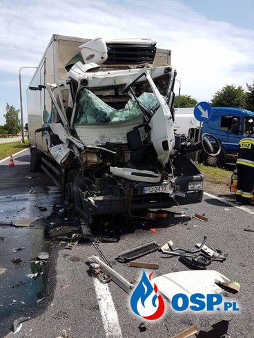 Wypadek dwóch ciężarówek na trasie Poznań-Września. OSP Ochotnicza Straż Pożarna
