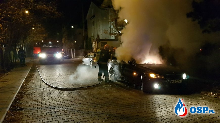 Pożar samochodu w Warszawie. Wnętrze auta doszczętnie spłonęło. OSP Ochotnicza Straż Pożarna