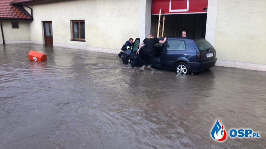 Potrzebna pomoc dla druhów z Wieliczki. Woda zalała ich remizę. OSP Ochotnicza Straż Pożarna