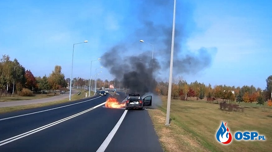 Volvo zapaliło się podczas jazdy. Świadkowie ruszyli z