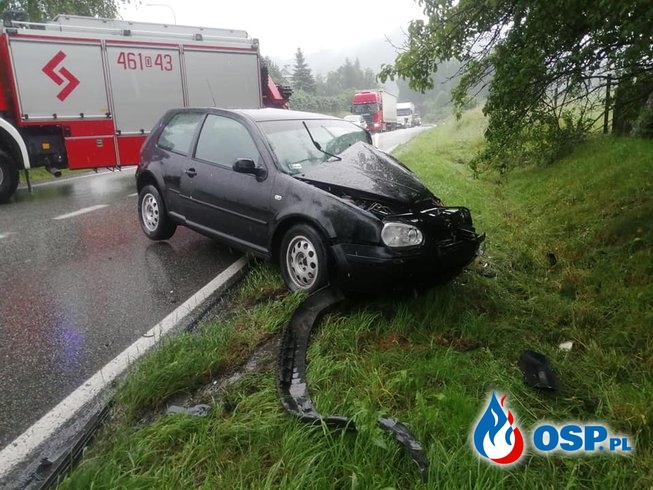 Wypadek strażaków w drodze do akcji. Iveco wpadło do rowu po zderzeniu z autem. OSP Ochotnicza Straż Pożarna