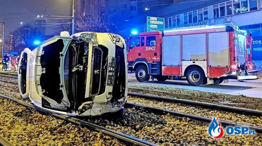 Auto przewróciło się na torowisko. Groźny wypadek na warszawskiej Woli. OSP Ochotnicza Straż Pożarna