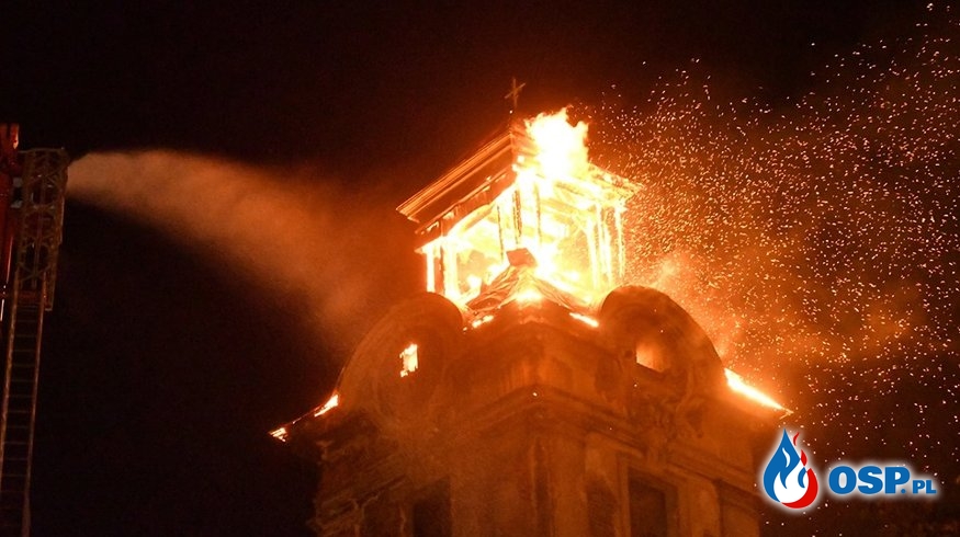 Wieża zamku zawaliła się w trakcie pożaru. Trudna akcja gaśnicza w Żarach. OSP Ochotnicza Straż Pożarna