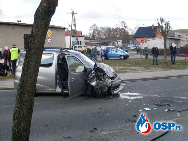 Czołowe zderzenie samochodów. OSP Ochotnicza Straż Pożarna