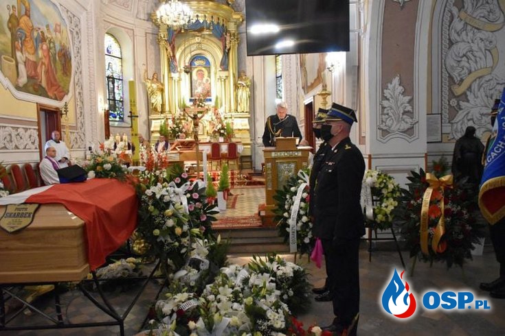 Strażacy pożegnali z honorami zmarłego kolegę. St. ogn. Piotr Skarbek spoczął w Suchedniowie. OSP Ochotnicza Straż Pożarna