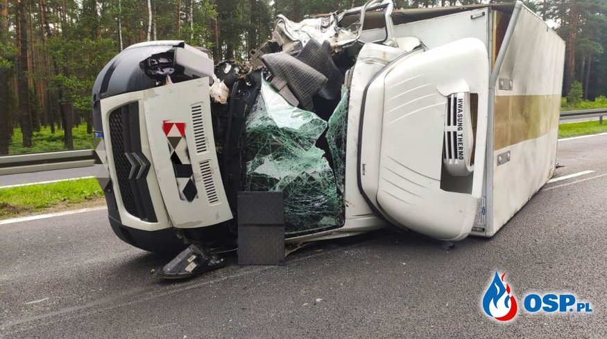 Ciężarówka przewróciła się po zderzeniu z traktorem. "Przyczyną była nadmierna prędkość". OSP Ochotnicza Straż Pożarna