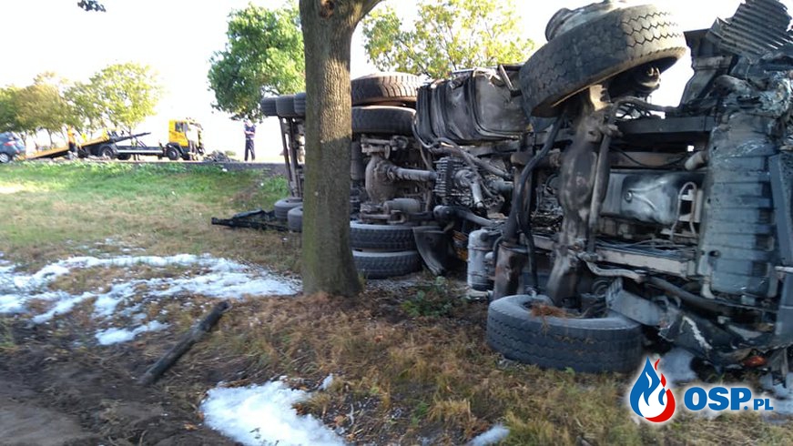 Czołowy wypadek osobówki z ciężarówką wiozącą piasek. W akcji LPR. OSP Ochotnicza Straż Pożarna