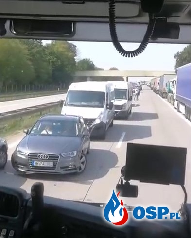 Bezmyślni kierowcy zablokowali korytarz życia na A4. Film trafił do policjantów. OSP Ochotnicza Straż Pożarna